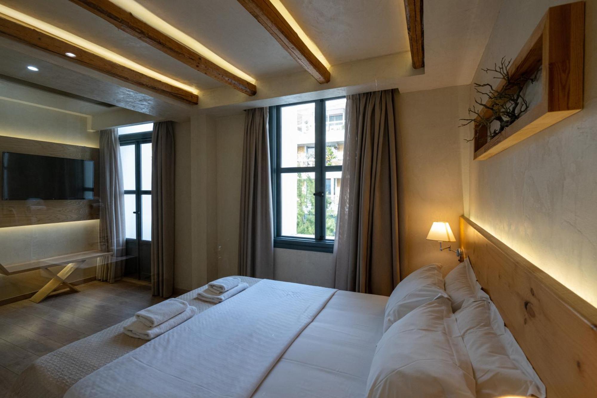 Panellinion Luxury Rooms Kalamata Exterior photo